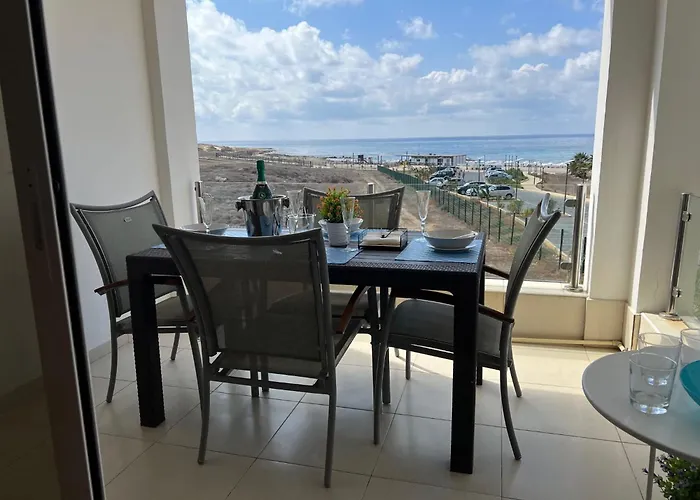 Lighthouse Beach - 3Br Seafront Apt 50M To Beach With Sea Views - Sleeps 6