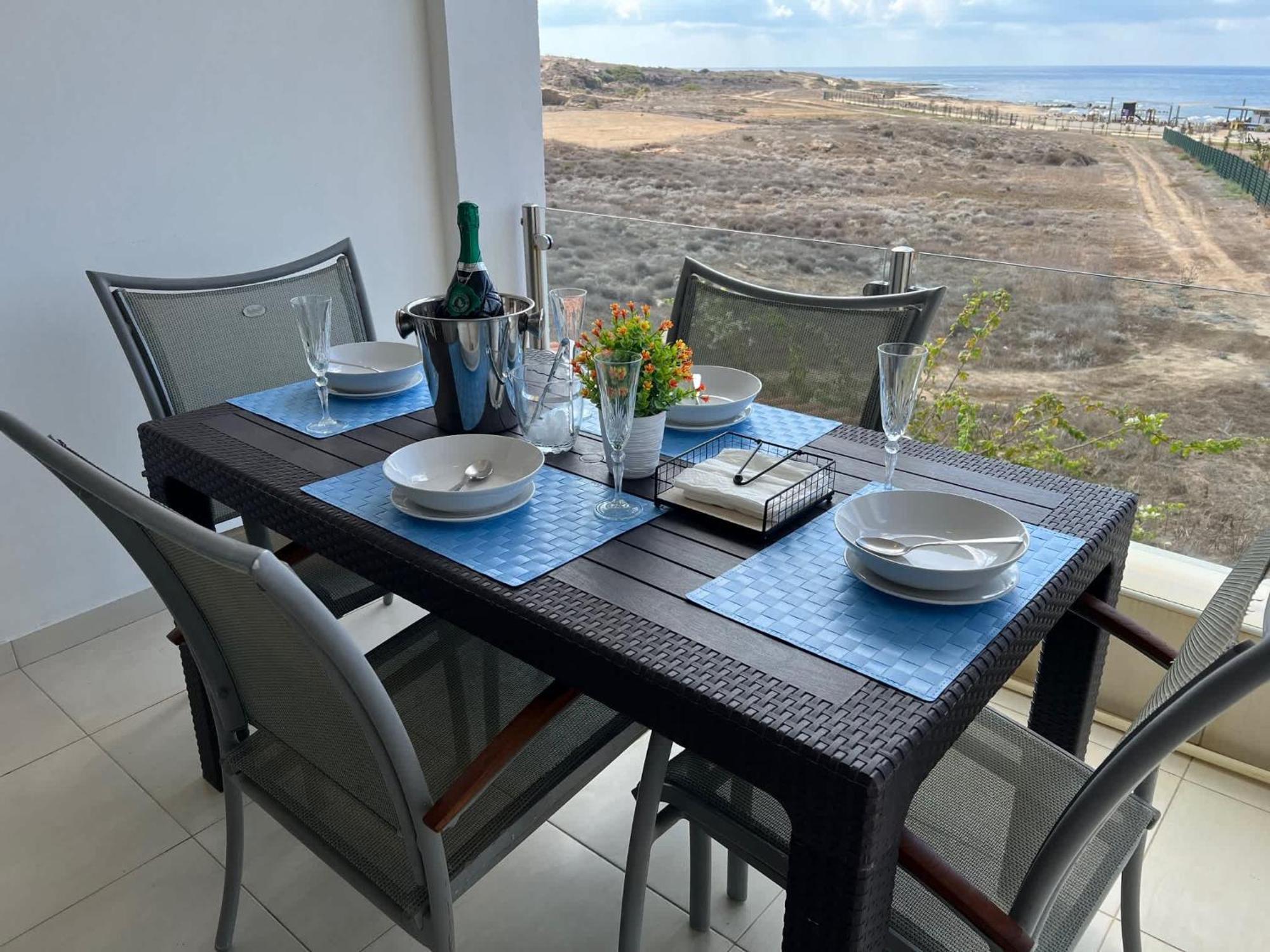 Lighthouse Beach - 3Br Seafront Apt 50M To Beach With Sea Views - Sleeps 6 Apartment