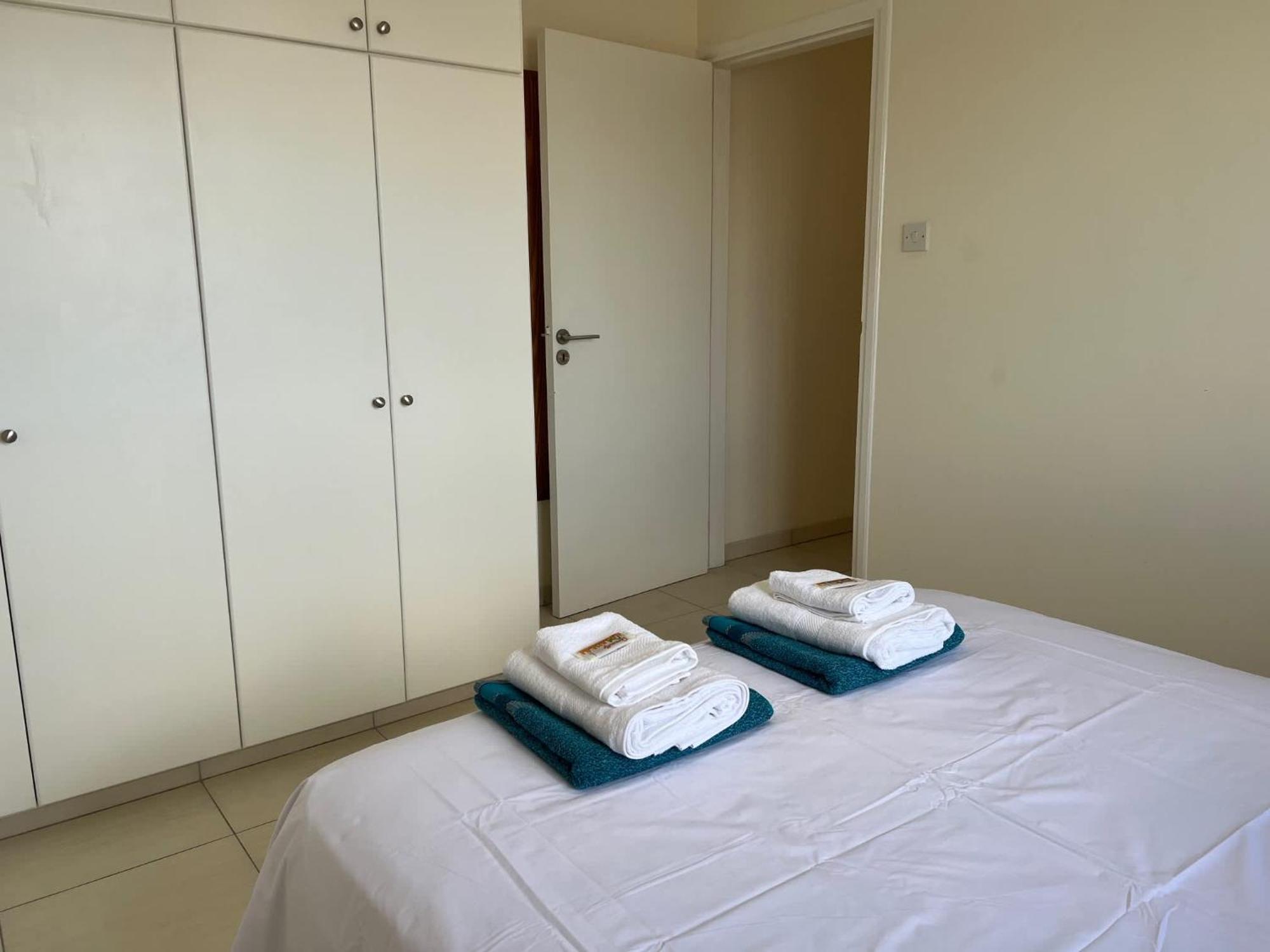 Lighthouse Beach - 3Br Seafront Apt 50M To Beach With Sea Views - Sleeps 6 *